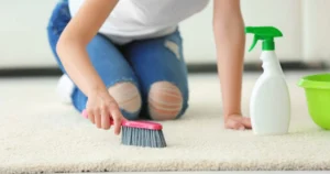 پاک کردن چسب از روی ساعت سطح ساعت معمولاً ترکیبی از فلز، پلاستیک، شیشه یا رزین است و هر نوع ماده ممکن است نسبت به حلالها واکنش متفاوتی نشان دهد. برای پاک کردن چسب از سطوحی مانند بدنه یا بند ساعت، استفاده از الکل یا استون تنها در صورت انجام تست اولیه توصیه میشود. ابتدا باید چسب را با پارچه آغشته به الکل نرم کرد و سپس با کاردک پلاستیکی یا ناخن، آن را بهآرامی جدا نمود. اگر ساعت دارای سطح حساسی باشد، روغنهای گیاهی مانند زیتون یا نارگیل بهترین انتخاب هستند زیرا بدون آسیب، توان نرم کردن چسب را دارند. پس از پایان کار، شستوشوی سطح با آب و صابون برای حذف کامل حلال و جلوگیری از باقیماندن لکه ضروری است. استفاده از سشوار نیز در مواردی که چسب سخت شده باشد، به نرم شدن آن کمک میکند.