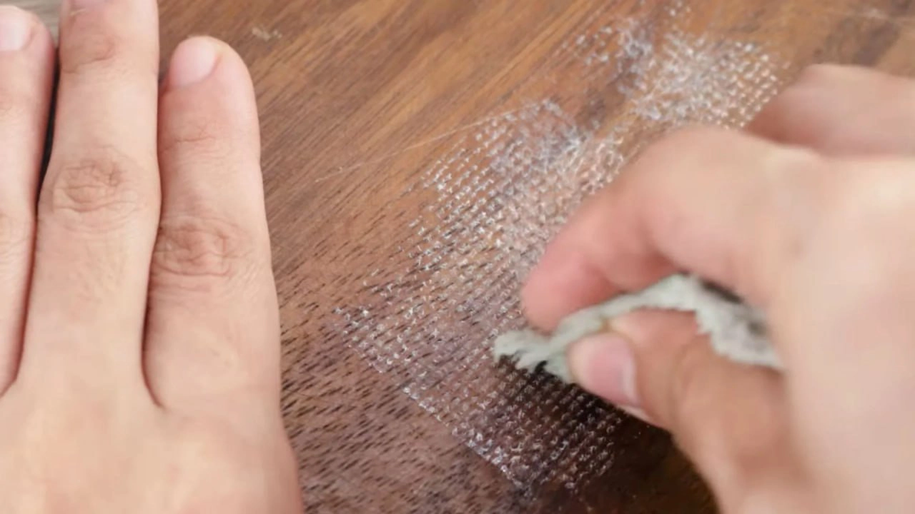 پاک کردن چسب از سطوح