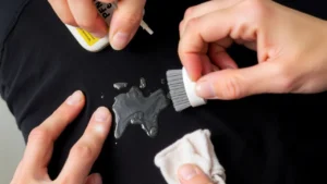 پاک کردن انواع چسب از روی لباس